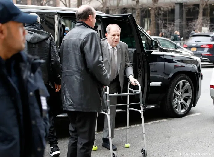 rechter dreigt weinstein in cel te zetten wegens gebruik telefoon