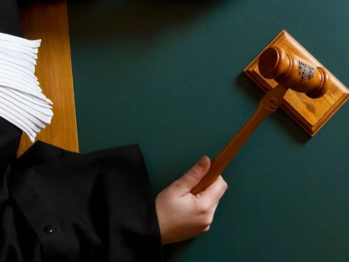 rechter drukker met mensen in geldproblemen