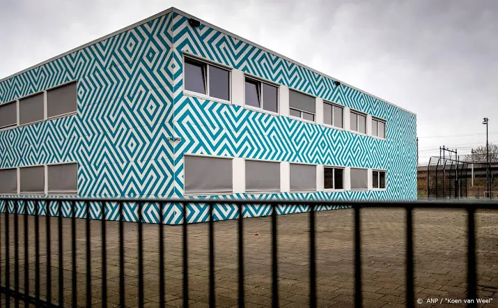 rechter kijkt of schoolbestuur haga weg moet