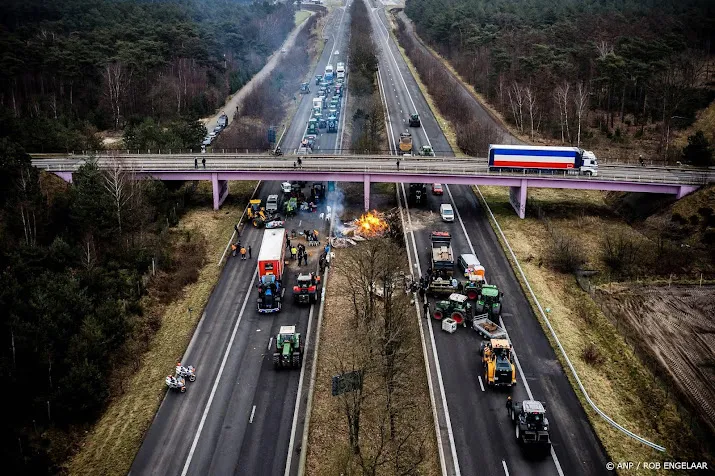 recordaantal vrachtwagens in westerscheldetunnel door blokkades