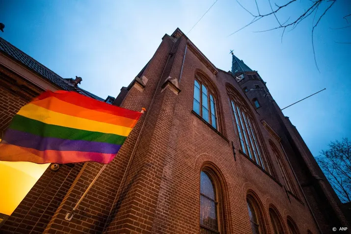 regenboogvlag wappert door hele land
