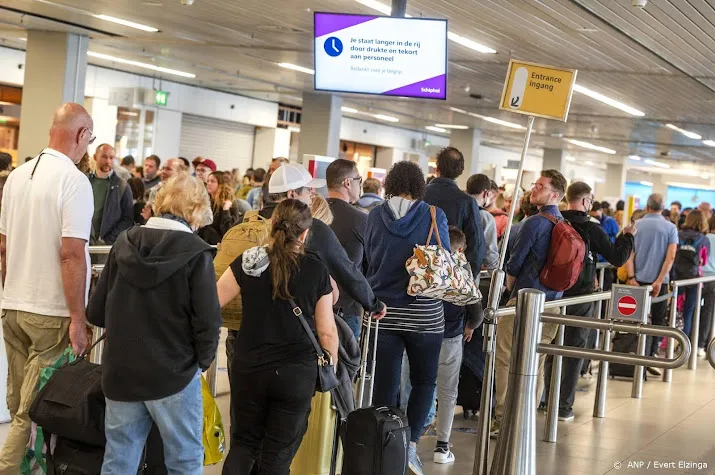 reiziger op schiphol alleen welkom binnen vier uur voor de vlucht