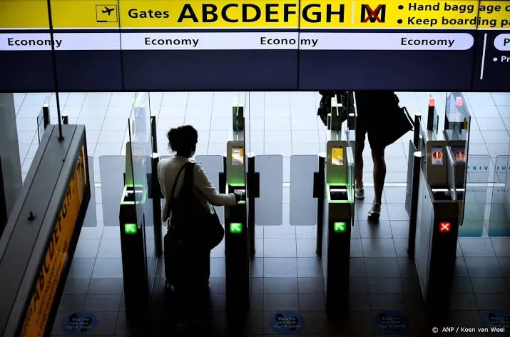 reizigers houden zich minder aan mondkapjesplicht schiphol