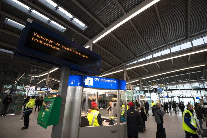 reizigers op stations vinden hun weg naar huis