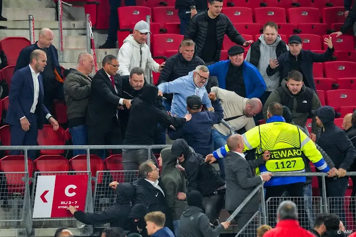 rellende az aanhangers krijgen korte celstraffen en taakstraffen