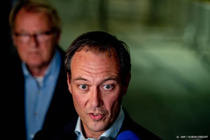 revis neemt taken krikke tijdelijk waar