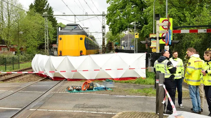 rijinstructeur dood na botsing trein met auto