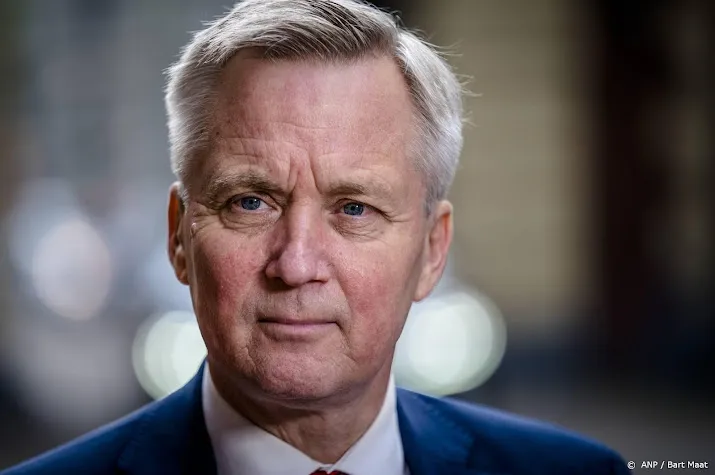 rijk gaat bij weigergemeenten bestemming aanpassen voor azc
