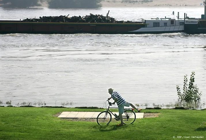 rijkswaterstaat gaat vervuild waalstrand afgraven