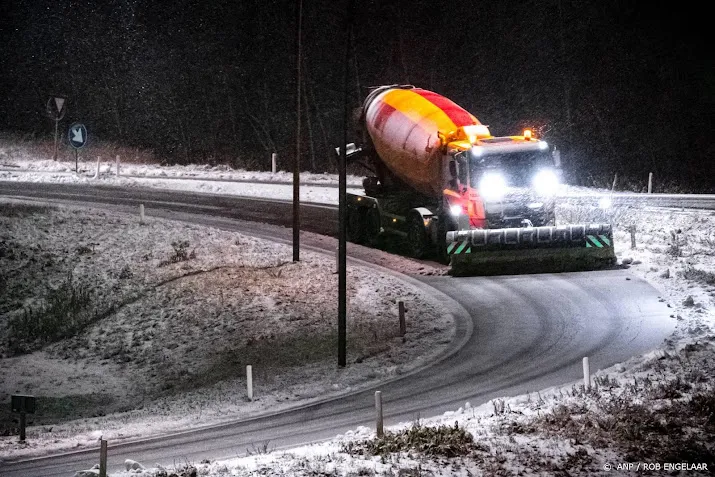 rijkswaterstaat klaar om te strooien vanwege winterse buien