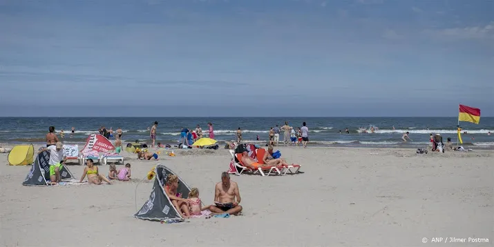 rijkswaterstaat vult krimpend strand van ameland weer aan
