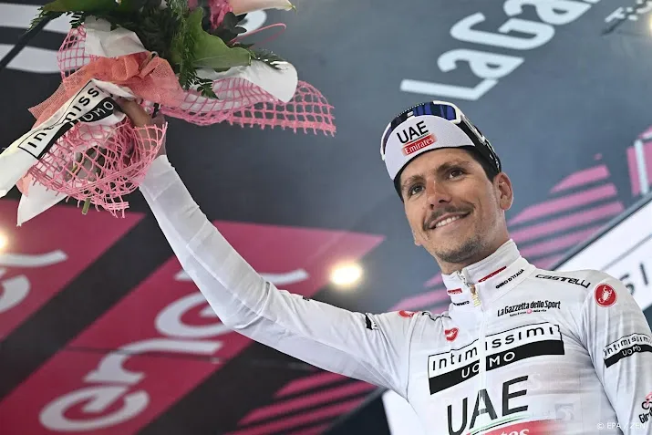 ritzege voor almeida in giro roze trui weer voor thomas