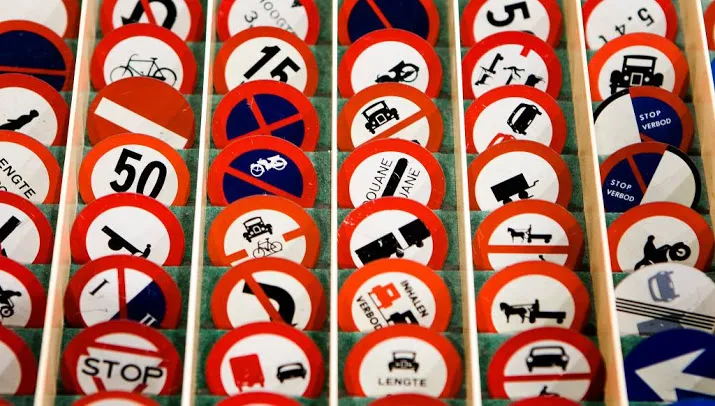 roep om overvloed verkeersborden te reduceren