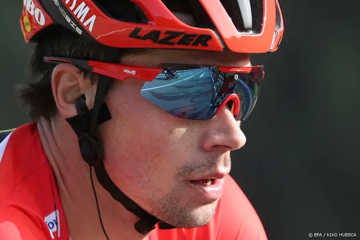 roglic verliest koppositie door gestuntel met zijn regenjack