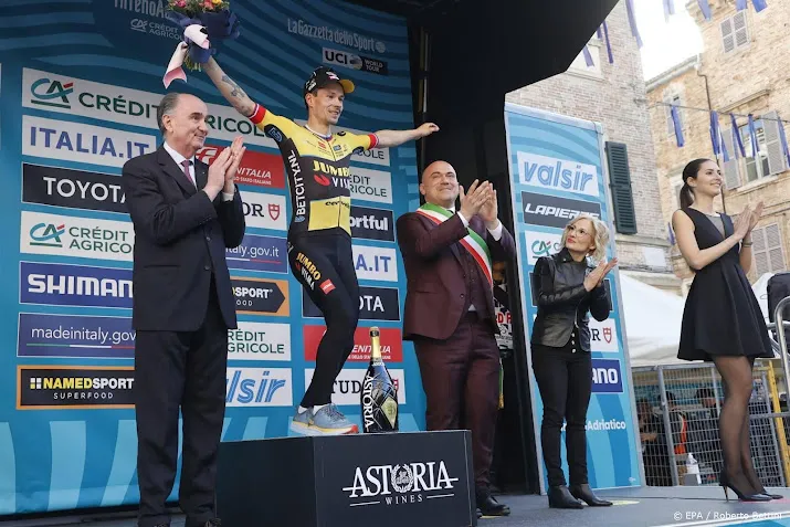 roglic wint derde etappe op rij in tirreno adriatico