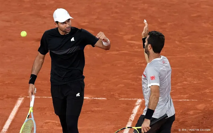 rojer knokt zich in dubbelspel roland garros langs tsitsipas