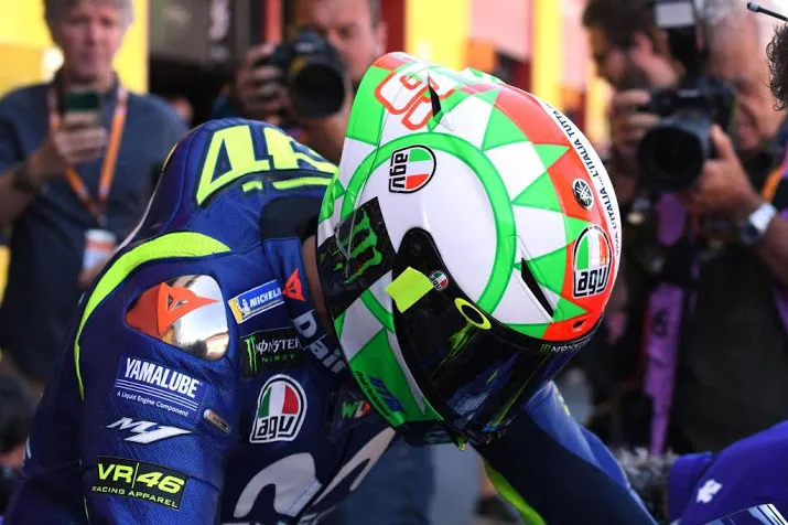 rossi pakt in baanrecord pole op mugello