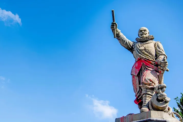 rotterdam doet aangifte wegens bekladden standbeelden