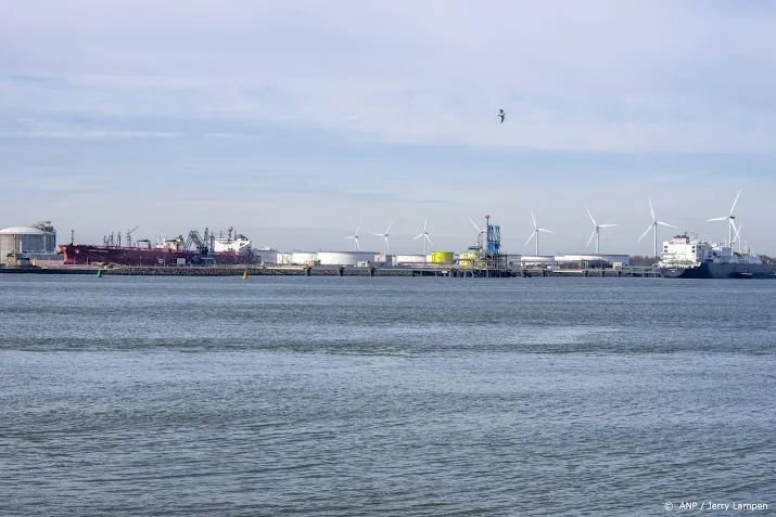 rotterdam wacht op richtlijnen ministerie over russische schepen