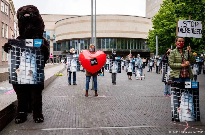 ruim 100 demonstranten voor eerder sluiten nertsenfokkerijen