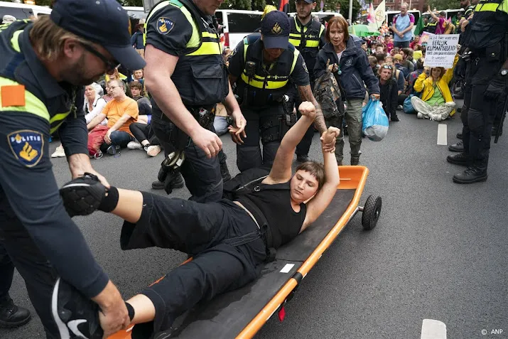 ruim 300 klimaatactivisten aangehouden voor blokkade a12 den haag