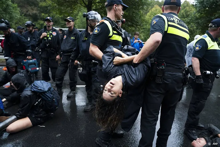 ruim 400 klimaatactivisten opgepakt bij negende dag a12 blokkade