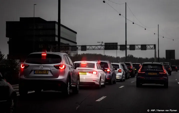 ruim 800 kilometer file in nederland onder meer door ongevallen
