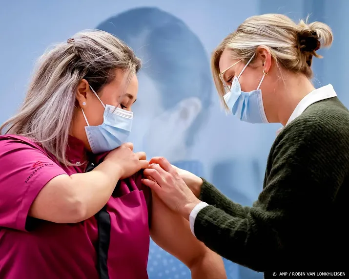 ruim half miljoen mensen zien eerste nederlandse vaccinatie