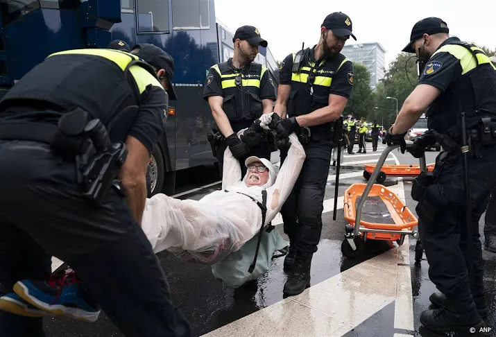 ruim tweehonderd klimaatactivisten aangehouden bij blokkade a12