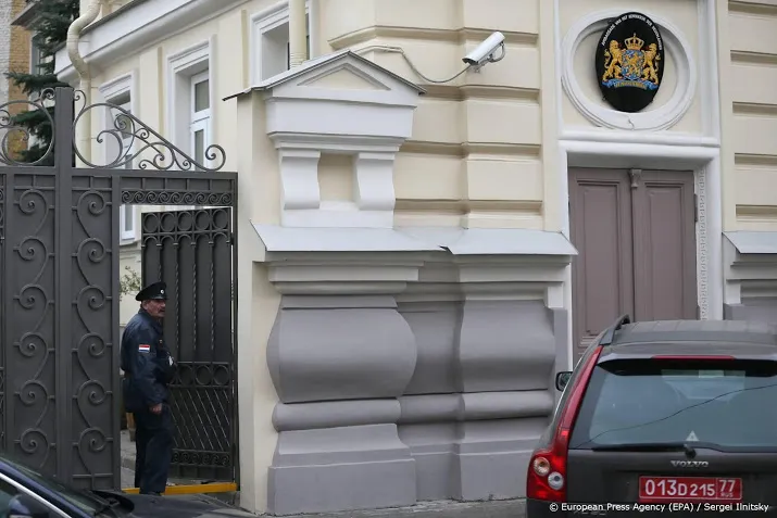 rusland wijst twee nederlandse diplomaten uit