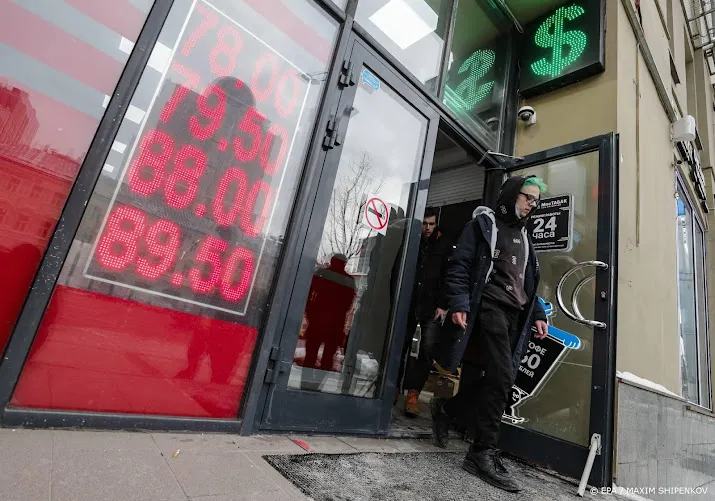 russische economie kromp slechts licht in eerste zes maanden