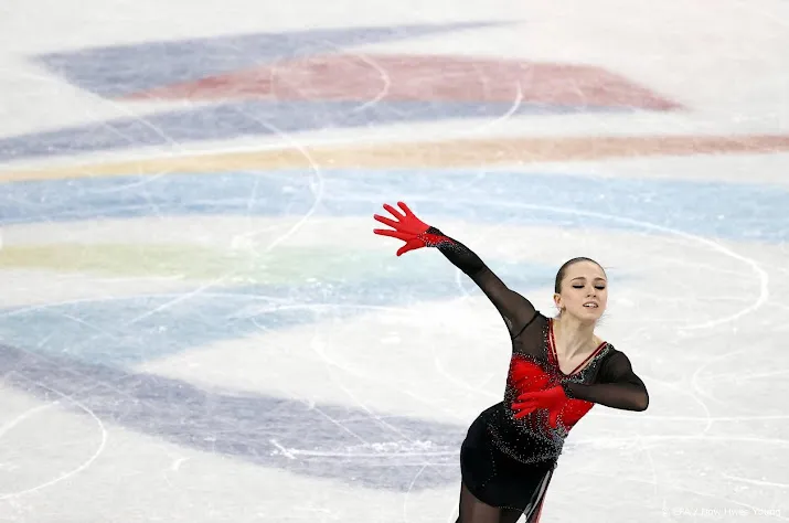 russische kunstrijder valieva ondanks dopinggeruchten op het ijs