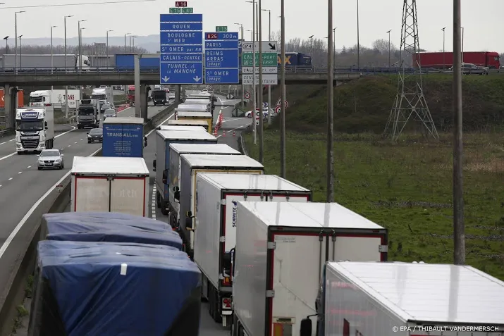 rust trucker in het nauw door franse acties