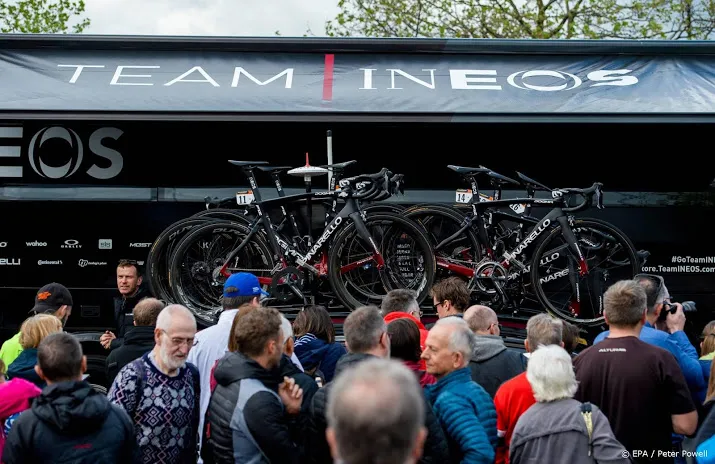 rustig protest bij debuut wielersponsor ineos