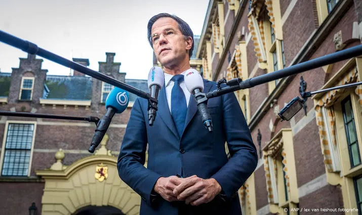 rutte bezoekt door rellen getroffen schilderswijk in den haag