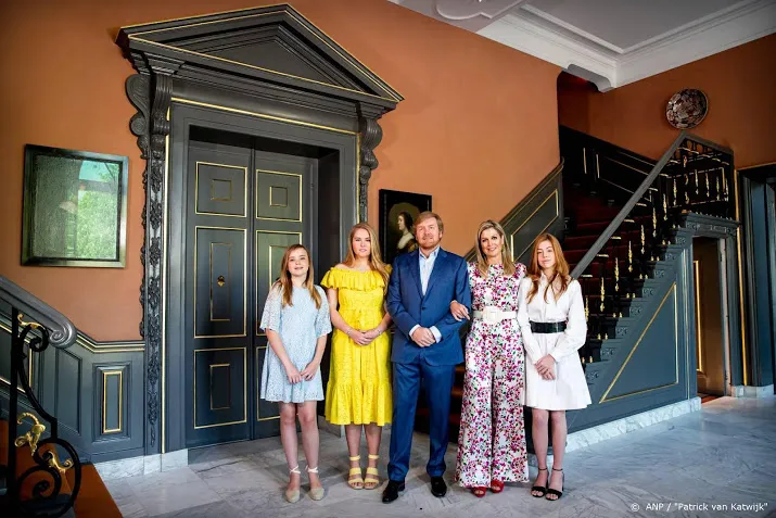 rutte doe als de koning en vier koningsdag thuis
