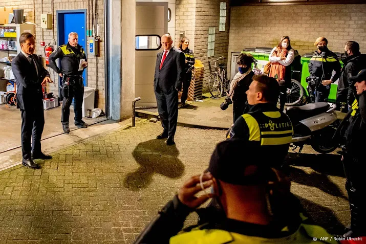 rutte en grapperhaus spreken met agenten rotterdam zuid