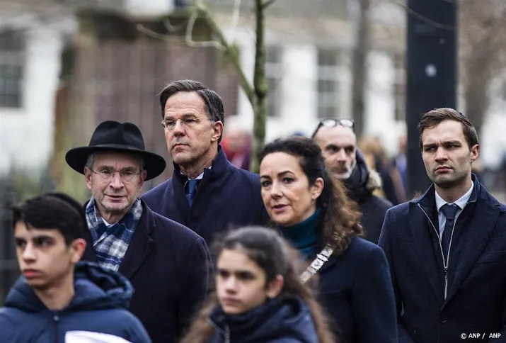 rutte en halsema spreken tijdens holocaustherdenking in amsterdam