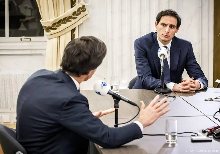 rutte en hoekstra vallen elkaar aan op bezuinigingen en uitgaven