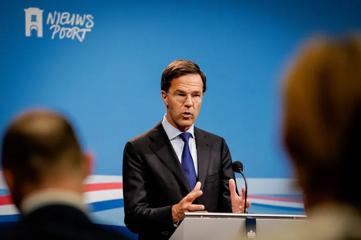 rutte gefronste wenkbrauwen om koers italie