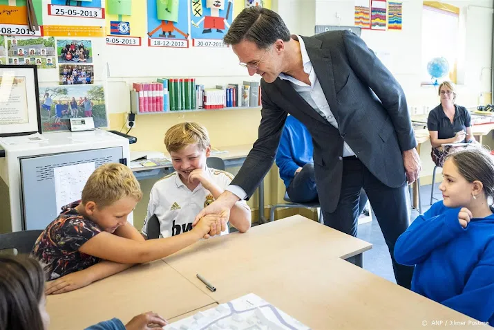 rutte kinderen aardbevingsgebied zitten in shit situatie