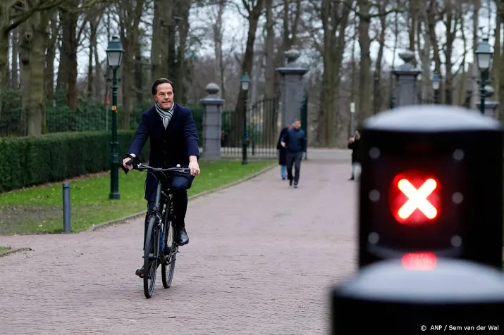 rutte op fiets aangekomen bij de koning om ontslag aan te bieden