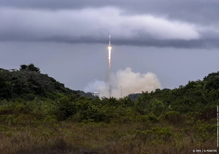 satellietbedrijven overwegen fusie in concurrentieslag met musk