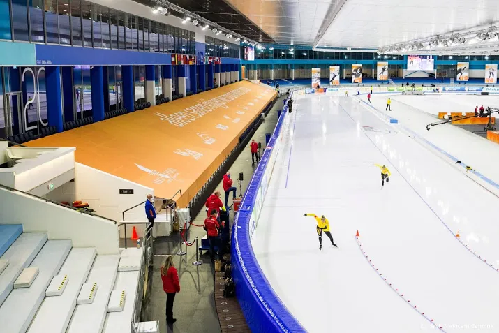 schaatsbubbel in thialf met twee wereldbekers na ek afstanden