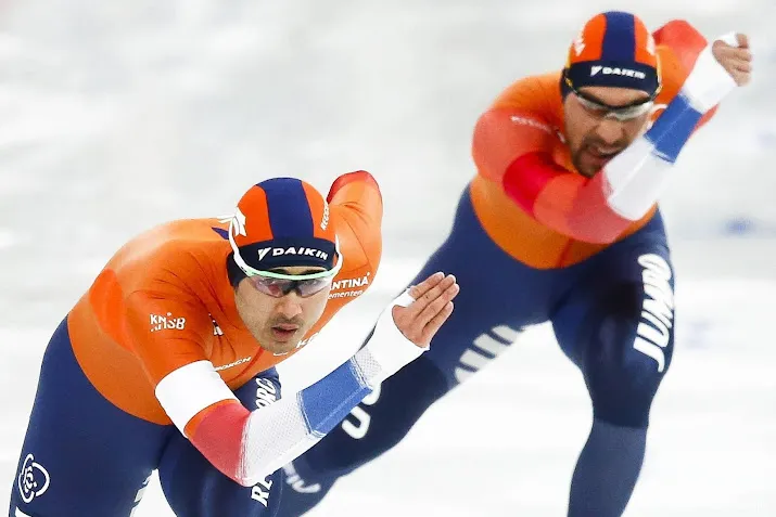 schaatser nuis op ek afstanden tegen verbij op 1000 meter