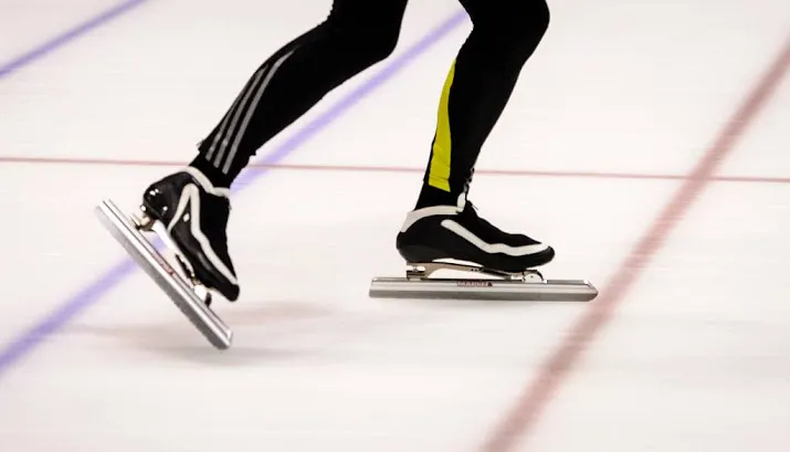 schaatsers balen van ijs in thialf