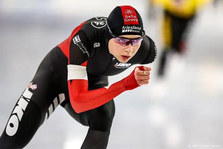 schaatsster beune verlengt contract bij team iko