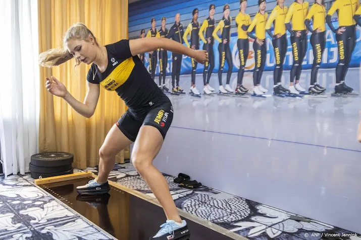 schaatsster leerdam met schrik vrij na koprol op fiets