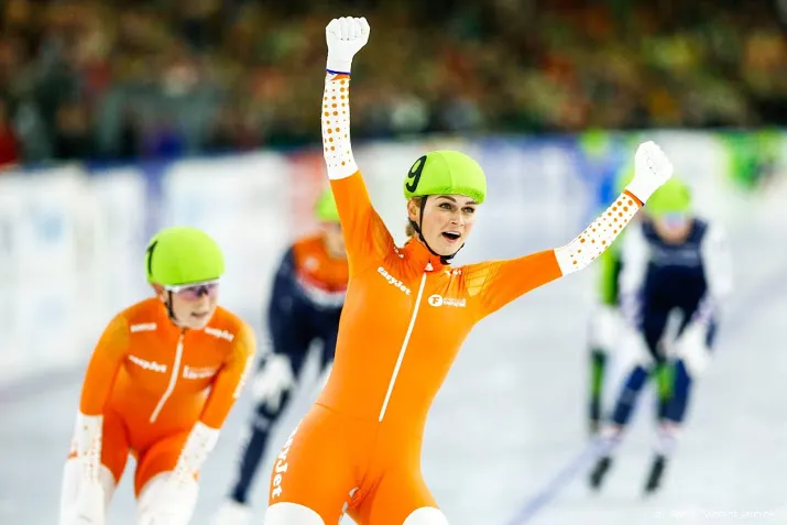 schaatsster schouten blijft kampioen op massastart