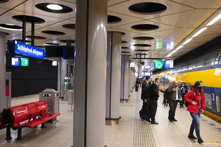 schiphol adviseert reizigers maandag met ov te komen